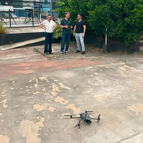 alunos pilotando mavic 3E